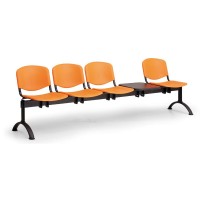 Plastová lavica ISO II, 4-sedadlo + stolík - čierne nohy